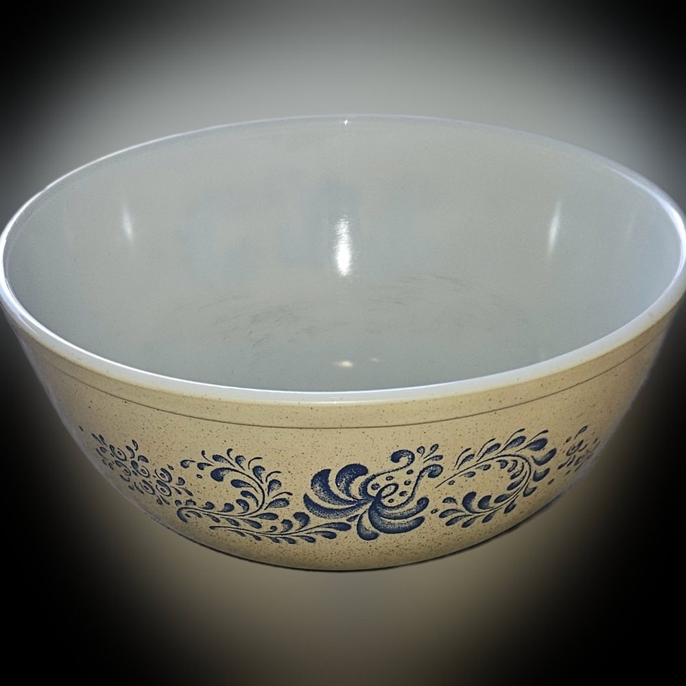 Vintage Pyrex Homestead 404 - 4 qt. Mixing Bowl